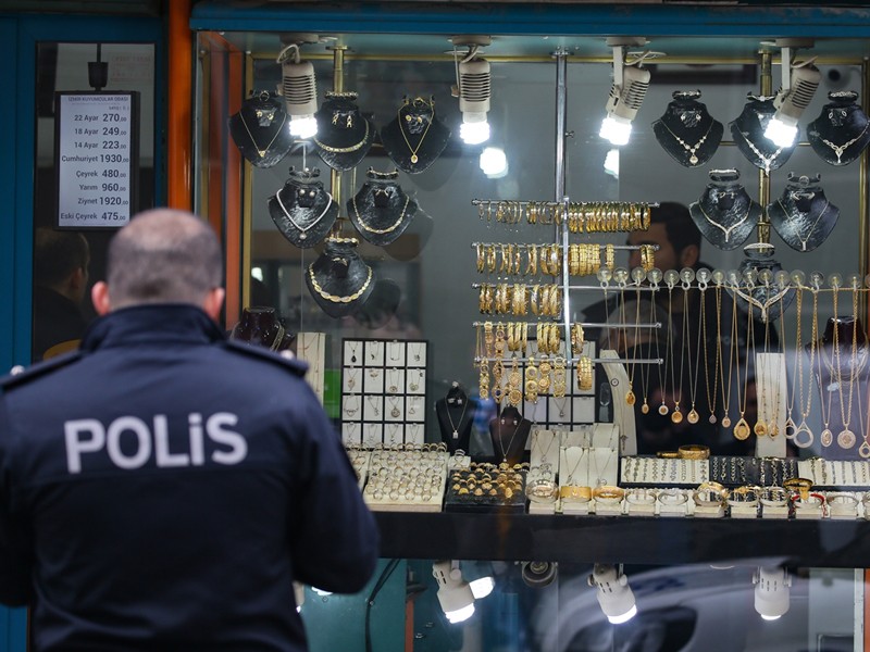 İzmir'de silahlı kuyumcu soygunu!