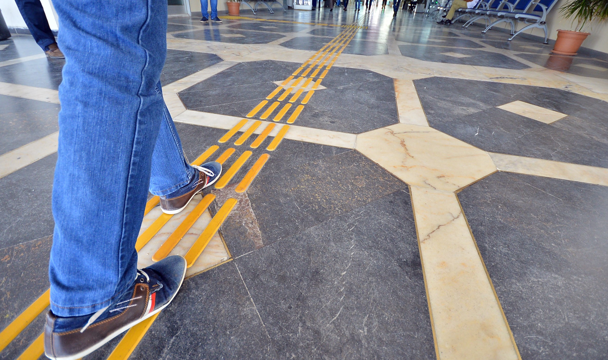 İzmir'de 'kırmızı bayrak' dalgası yaygınlaşıyor... Engelli yurttaşlara konforlu hizmet