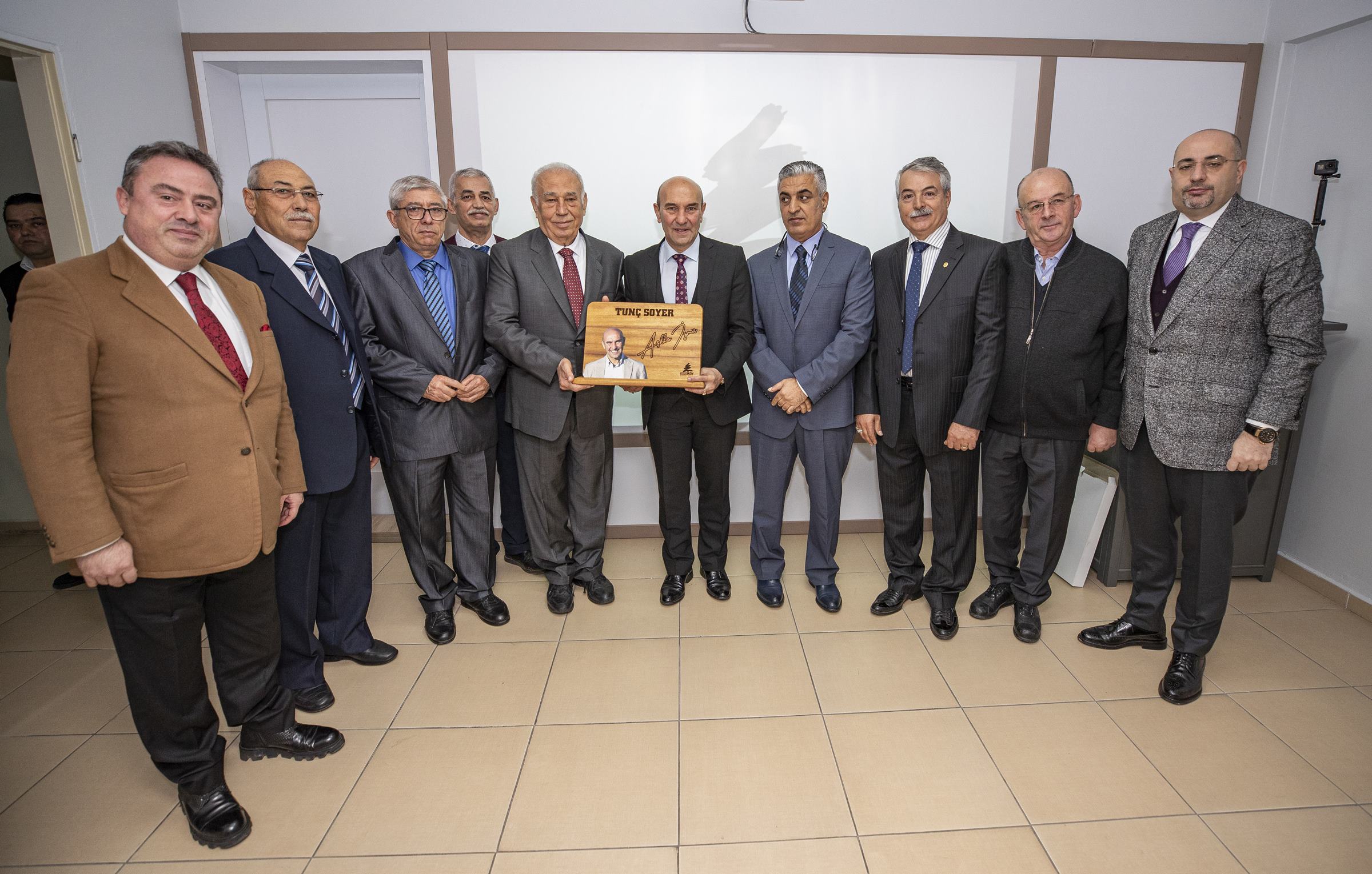 Başkan Soyer'den 'Mobilya Şehri'ne ziyaret... Sorunları dinledi, not aldı