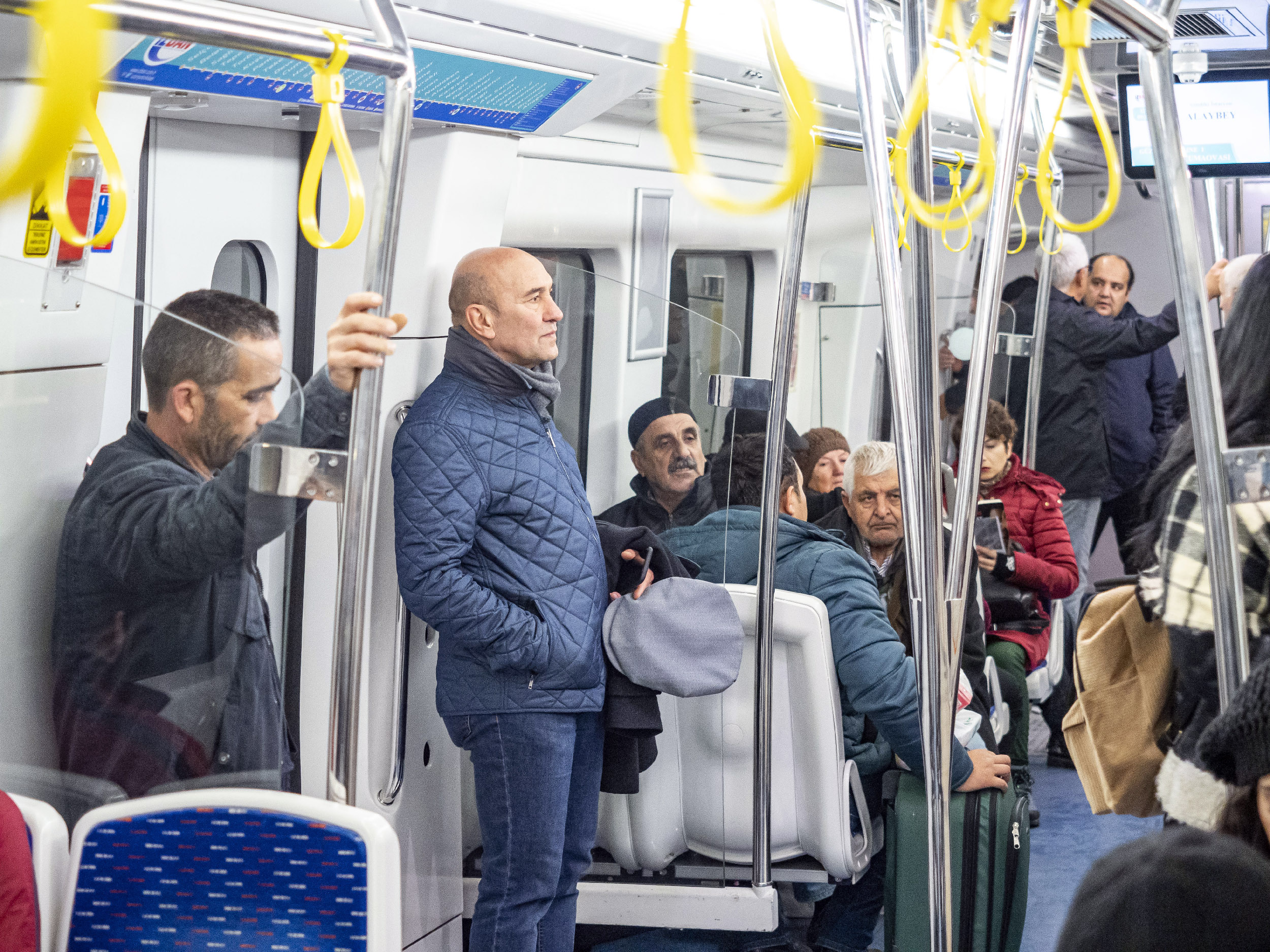 Başkan Soyer, toplu ulaşımla İzmir turunda
