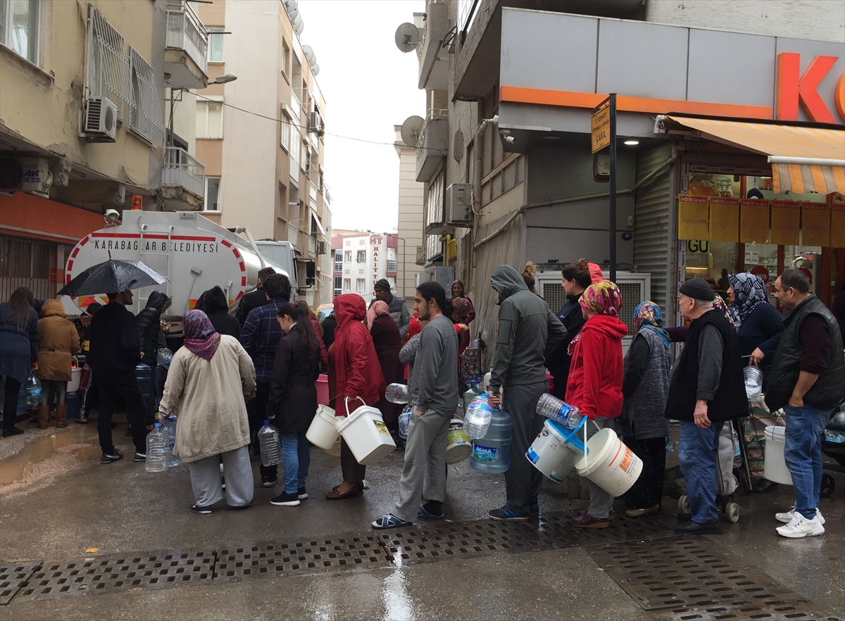 Sağanak yağmur altında su için beklediler!