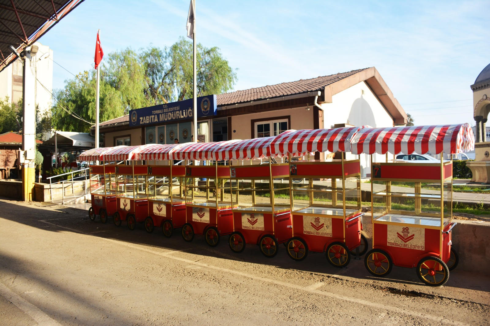 Torbalı Belediyesi'nde seyyar satıcılara modern araç