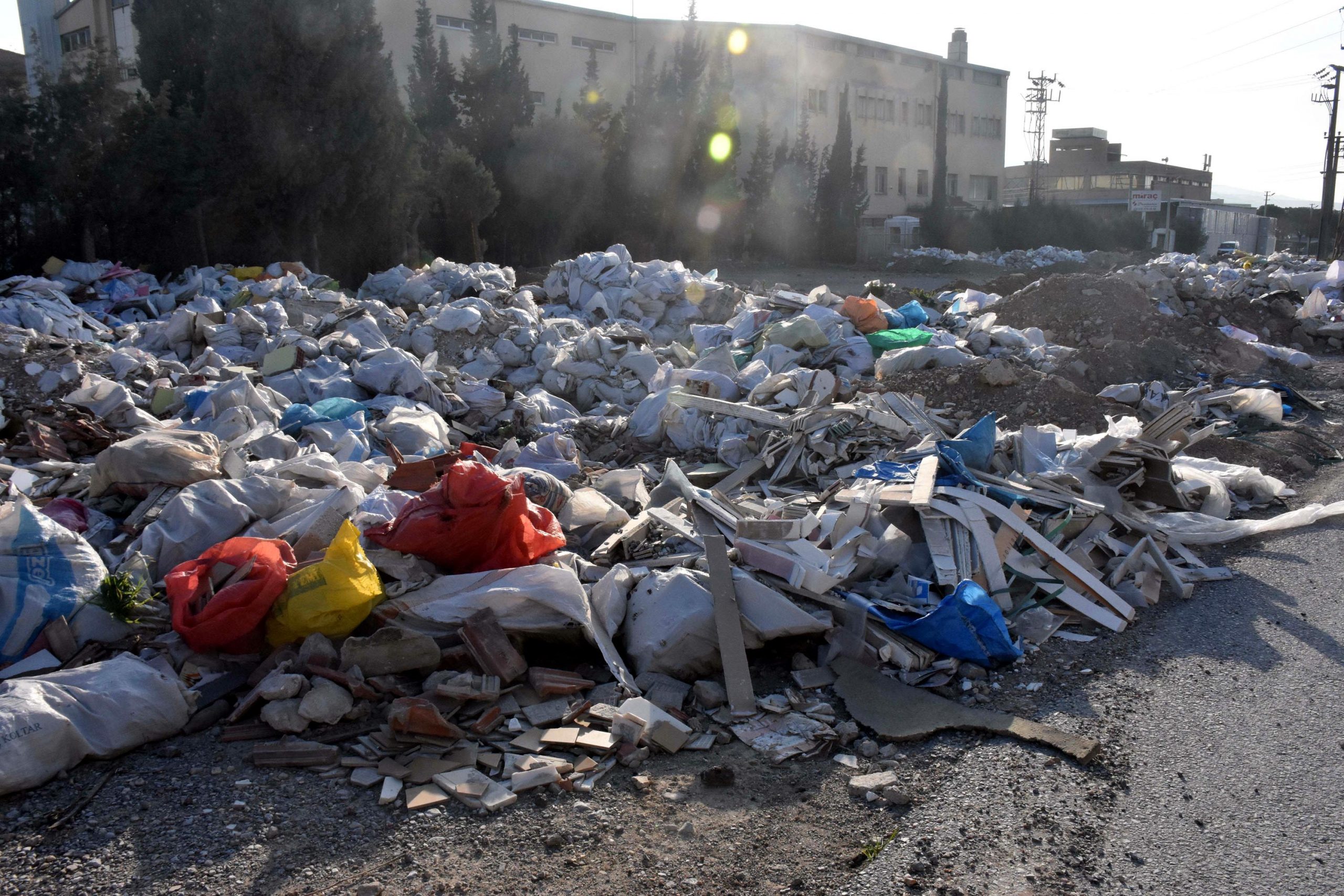 Bornova'da moloz isyanı: Gece döküp kaçıyorlar!