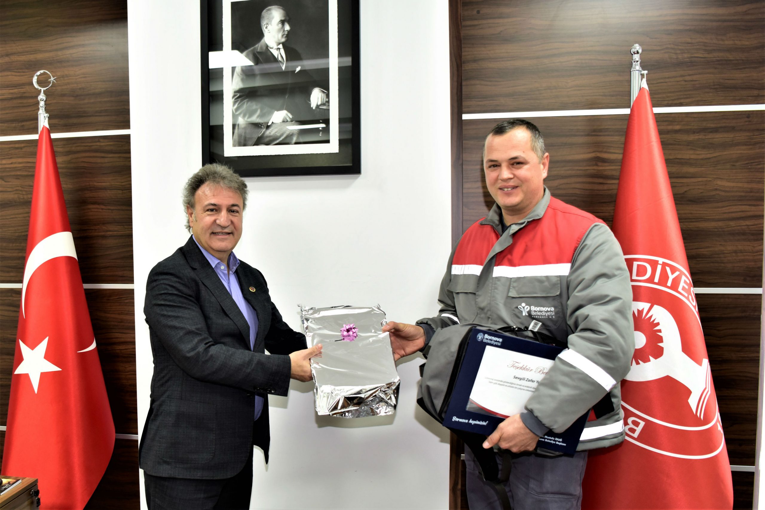 Davranışı ile örnek olan çalışana Başkan İduğ’dan teşekkür belgesi