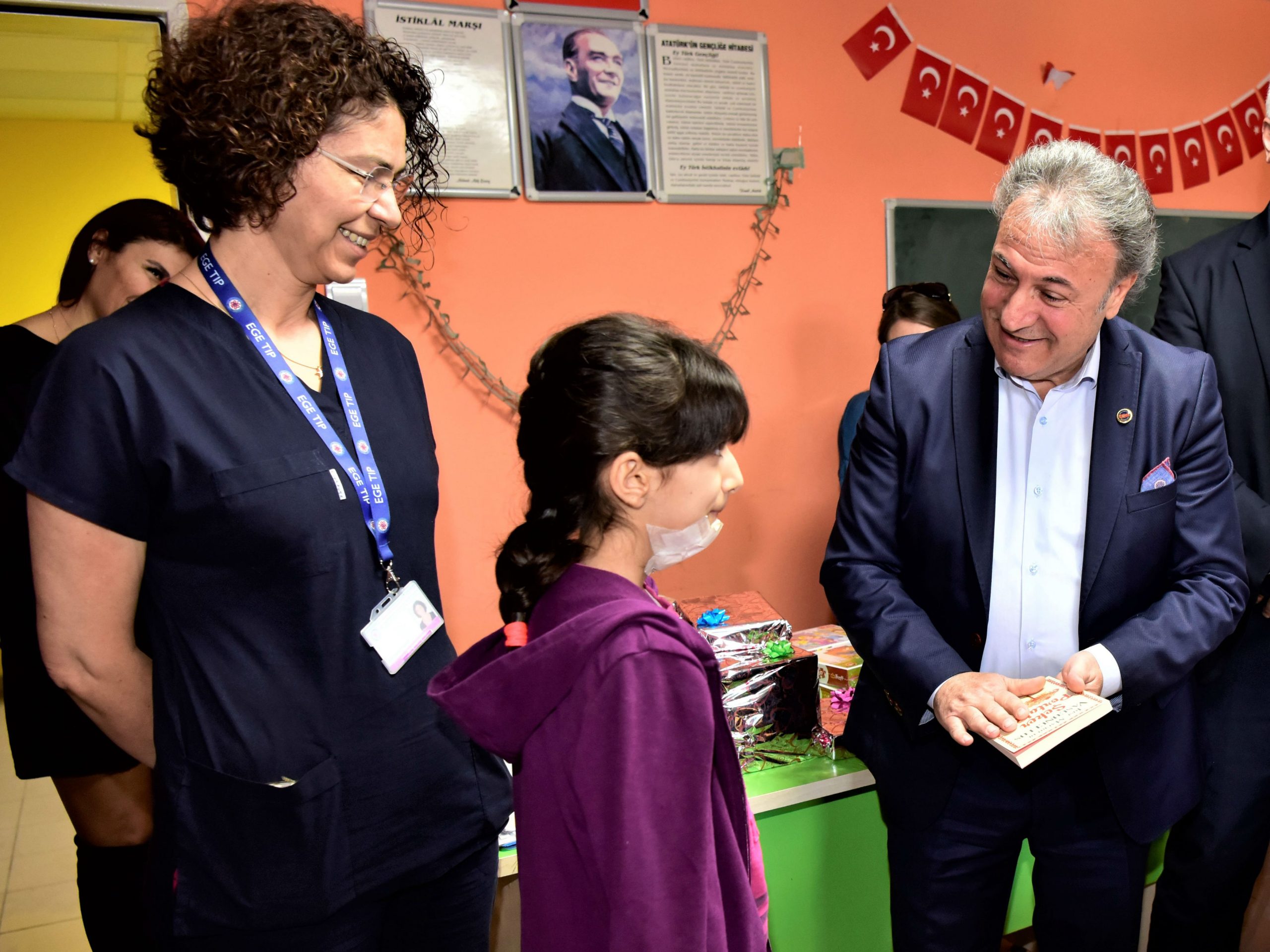 Onkoloji hastası çocukların  karne hediyesi Başkan İduğ’dan