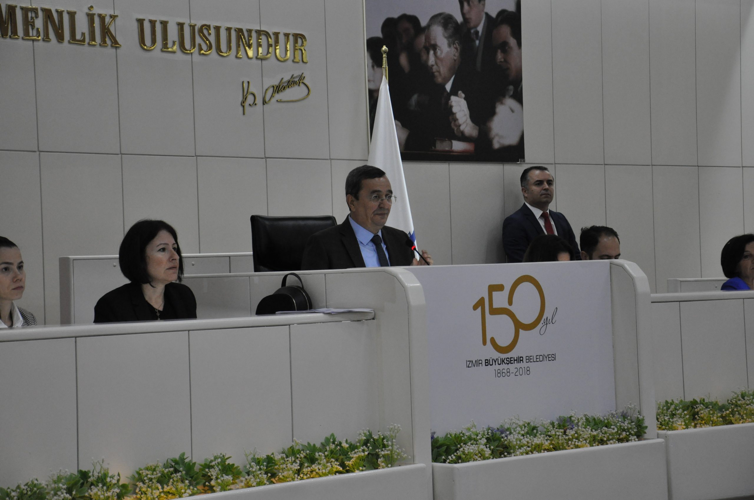 Konak hançerine karşı somut adım. Başkan Batur'dan Ak Parti'nin muhalefetine karşı komisyon hamlesi