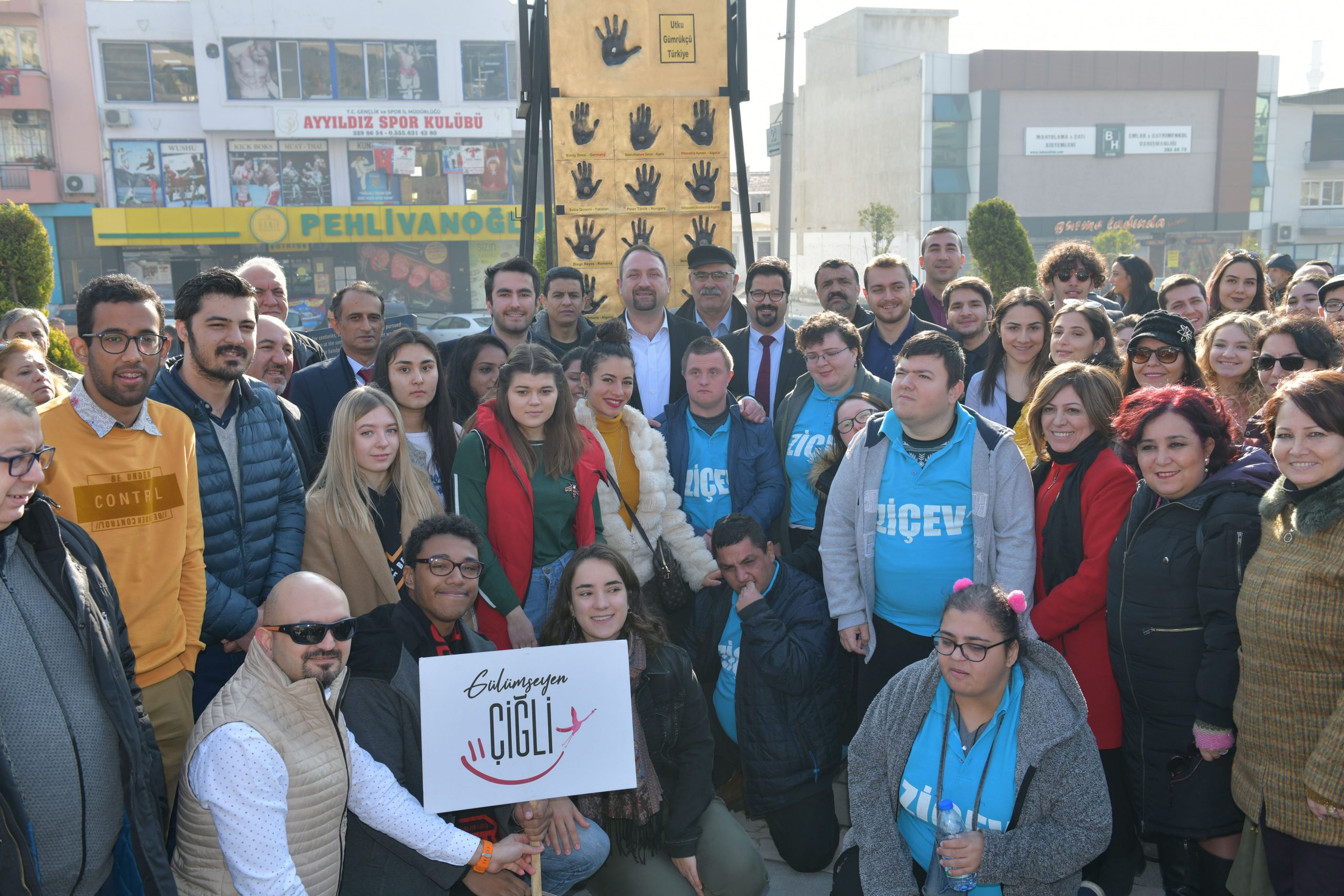 Çiğli'ye öğrenci eli değdi: Yabancı öğrencilerin el izlerinden AIESEC POINT Anıtı