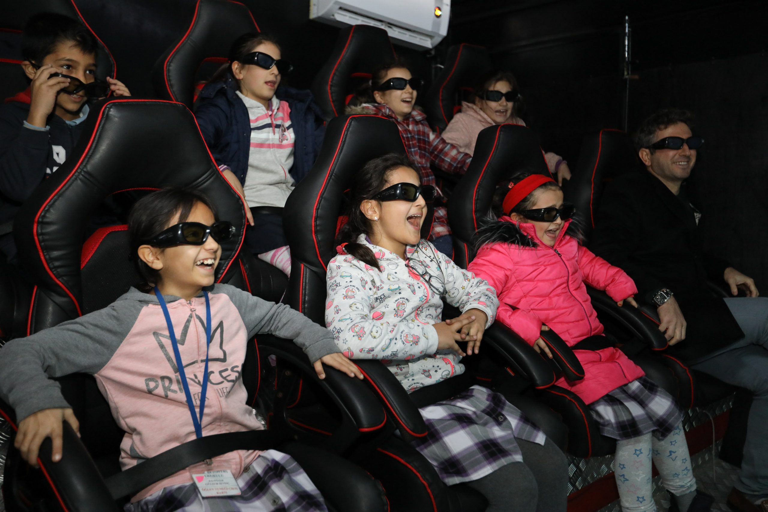 Buca Belediyesi'nin çocukları eğlendiren projesi: 12D aracı çocuklar için yollarda