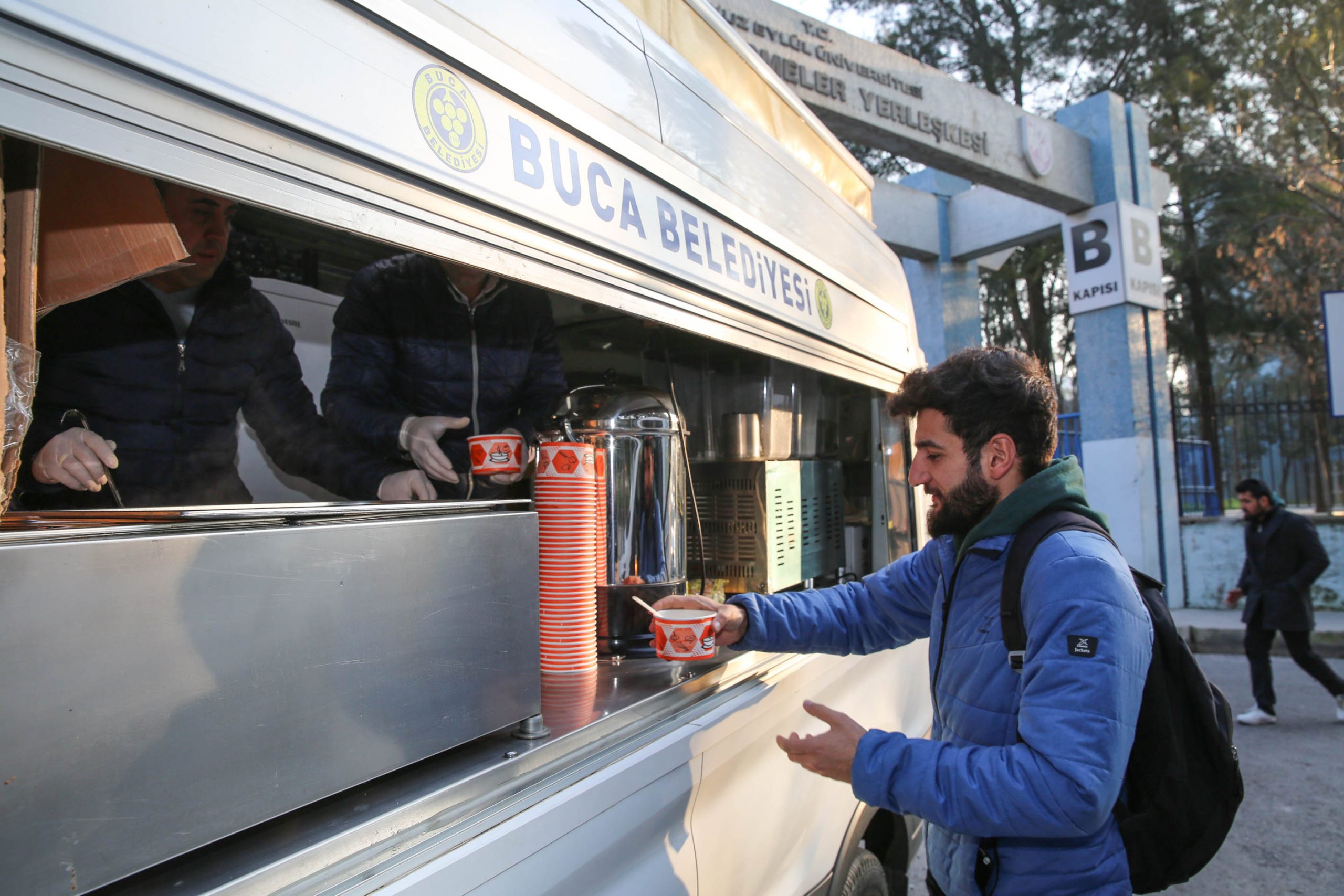 Bucalı öğrencilerin içi anne çorbasıyla ısınıyor