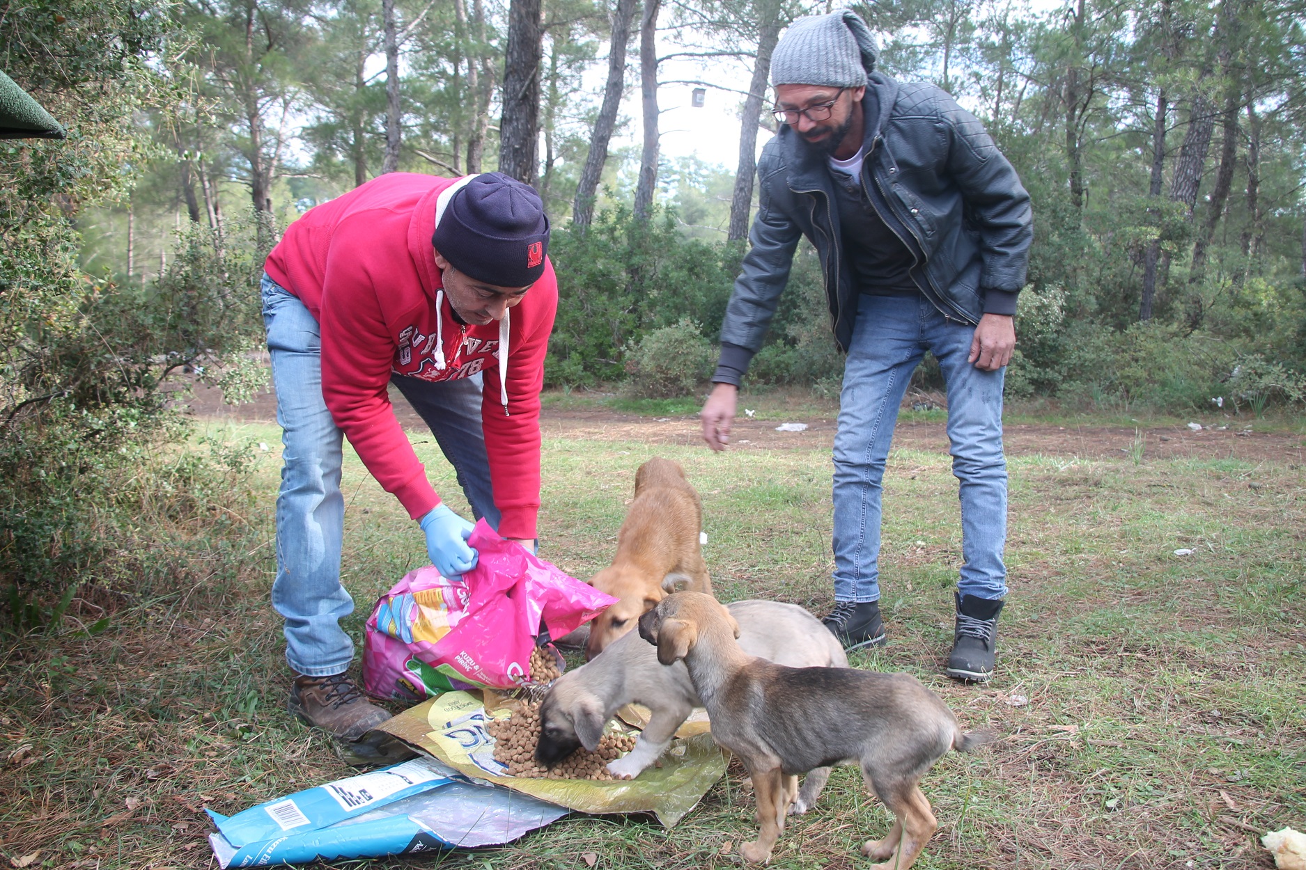Menderes'te Can Dostlara Mama Desteği