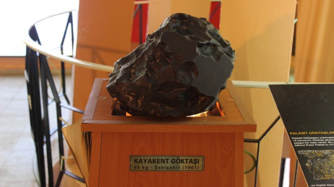 Türkiye'nin en büyük gök taşı İzmir'deki gözlemevinde sergileniyor!