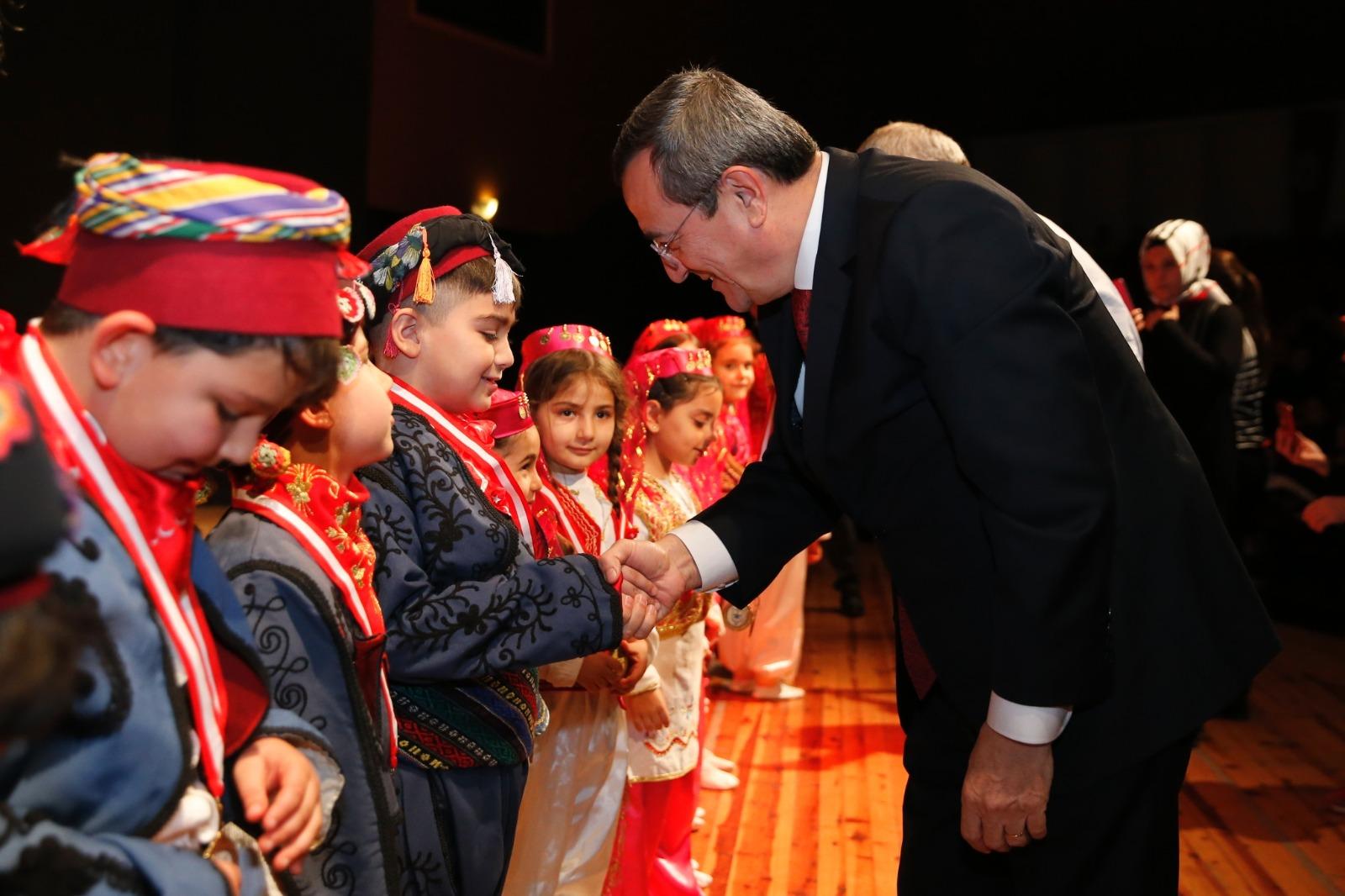 Konak’ta Halk oyunları şenliği göz doldurdu