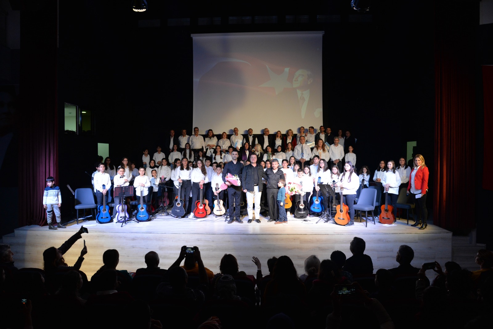 Menemen Belediyesi'nden sanata tam destek: Kursiyerlerden yeni yıl konseri