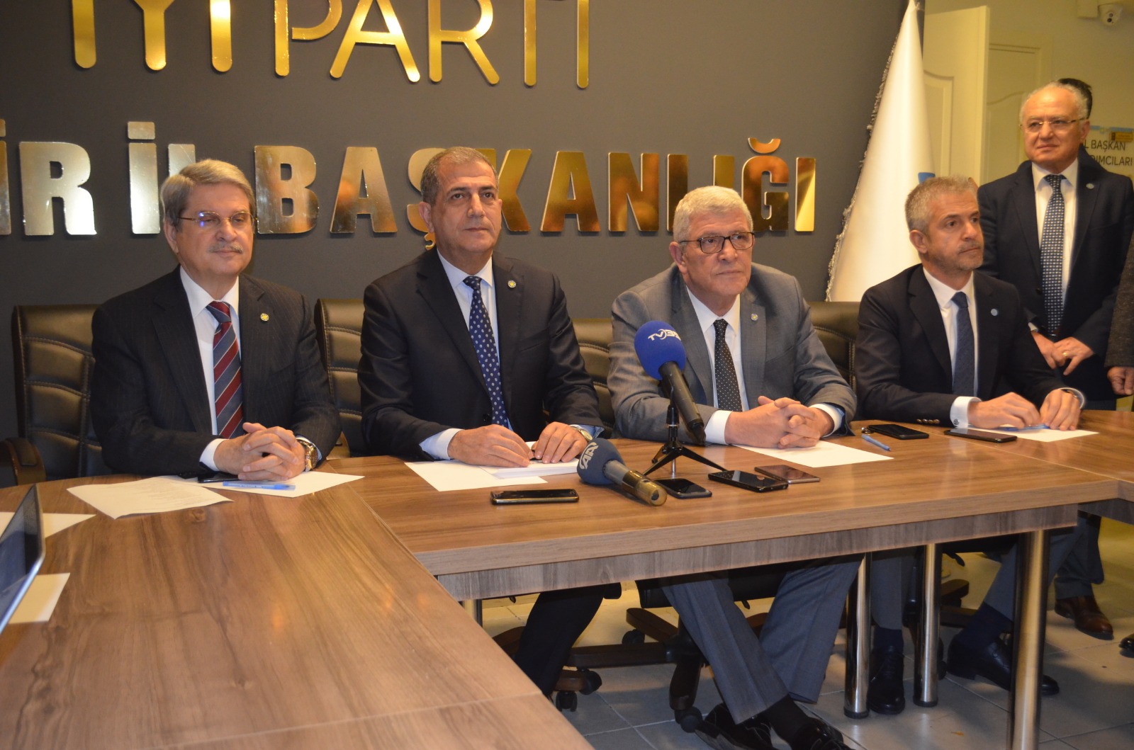 İYİ Parti İzmir'de Akşener hareketliliği: Dervişoğlu'ndan Yüksel Çakmur'a sert yanıt