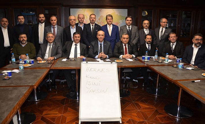 İzmir beyaz eşyacılardan 'herkes kendi işini yapsın' eylemi