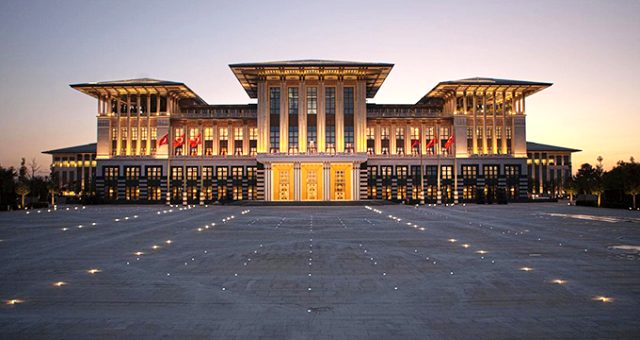 CHP'li Tanal'dan gençlerin düğününü 'Saray'da yapalım önerisi!