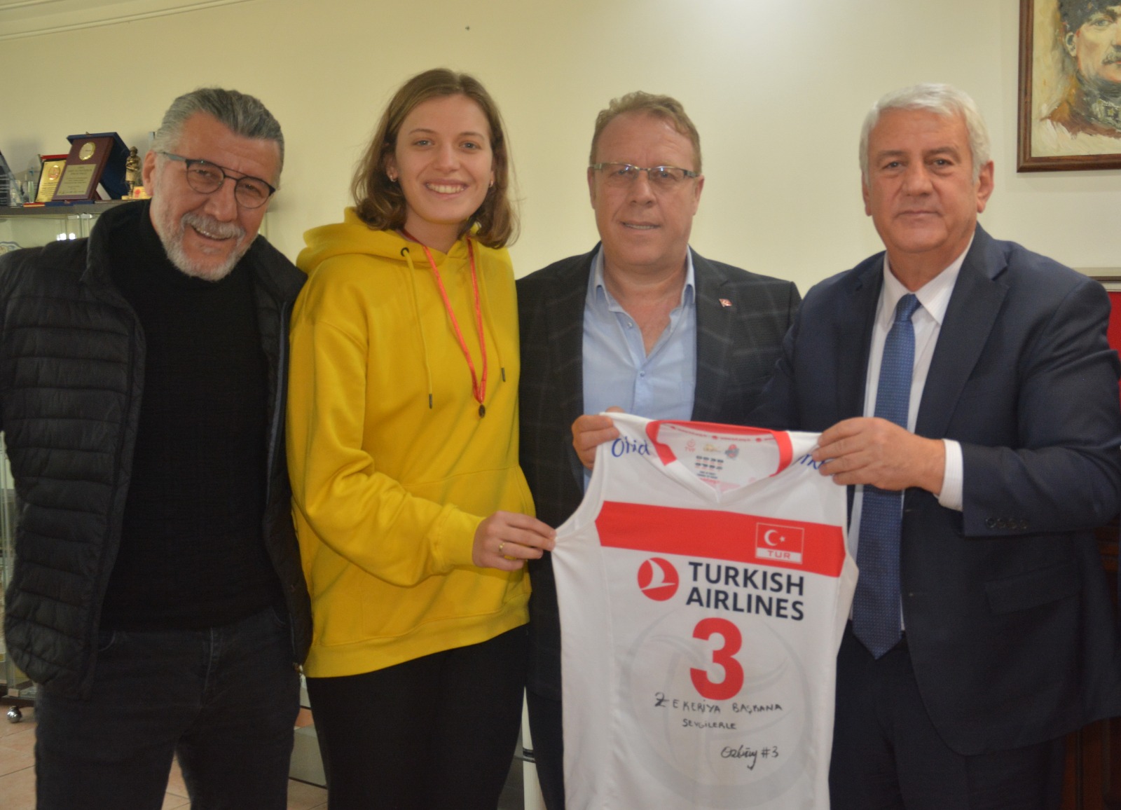 Filenin Sultanları'ndan Cansu Özbay İzmir esnafının gururu!