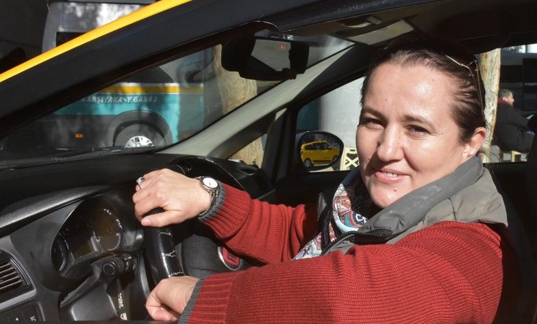 İzmir'de kadın taksiciler önyargıları yıkıyor!