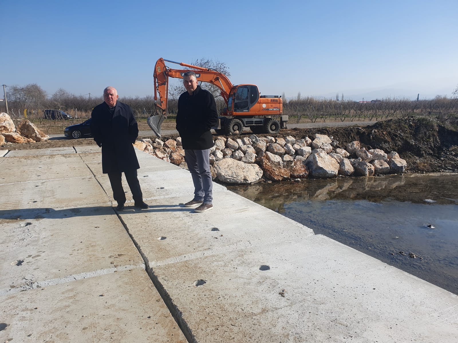 Kemalpaşa'da çiftçiyi sevindiren köprü... Başkan Karakayalı: “Üretici bizim gözbebeğimiz”