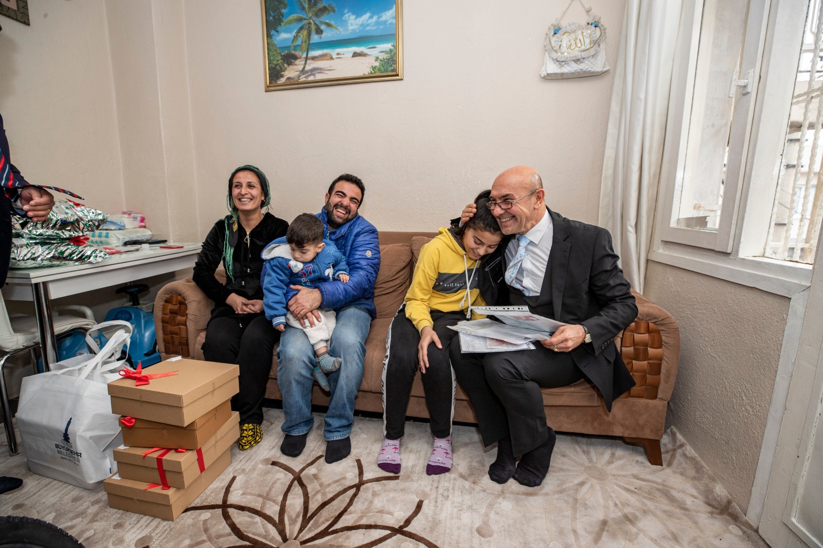 Başkan Soyer'den Ayşe Deniz’e bisiklet