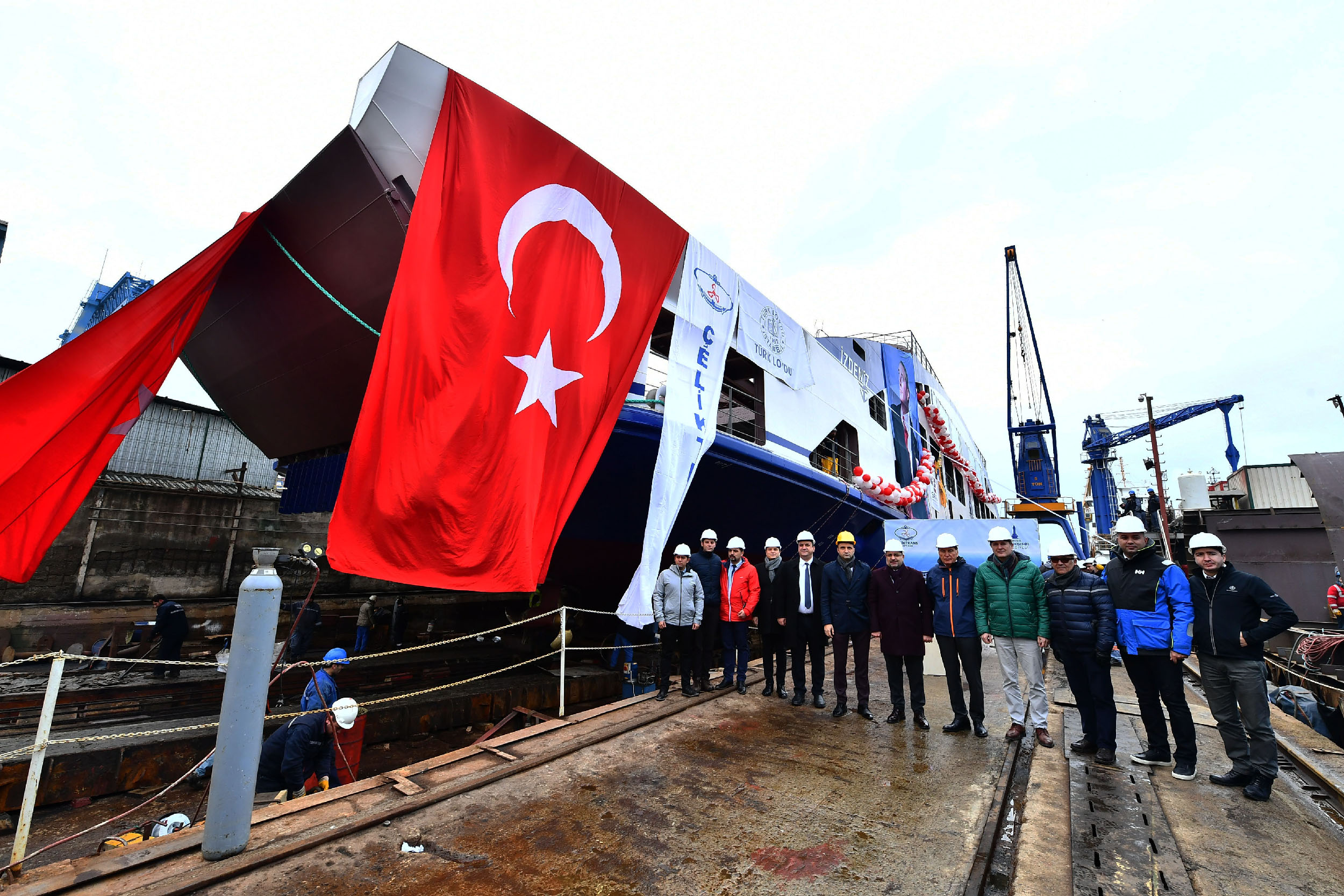 İzmir’in yeni arabalı feribotu suya indirildi!