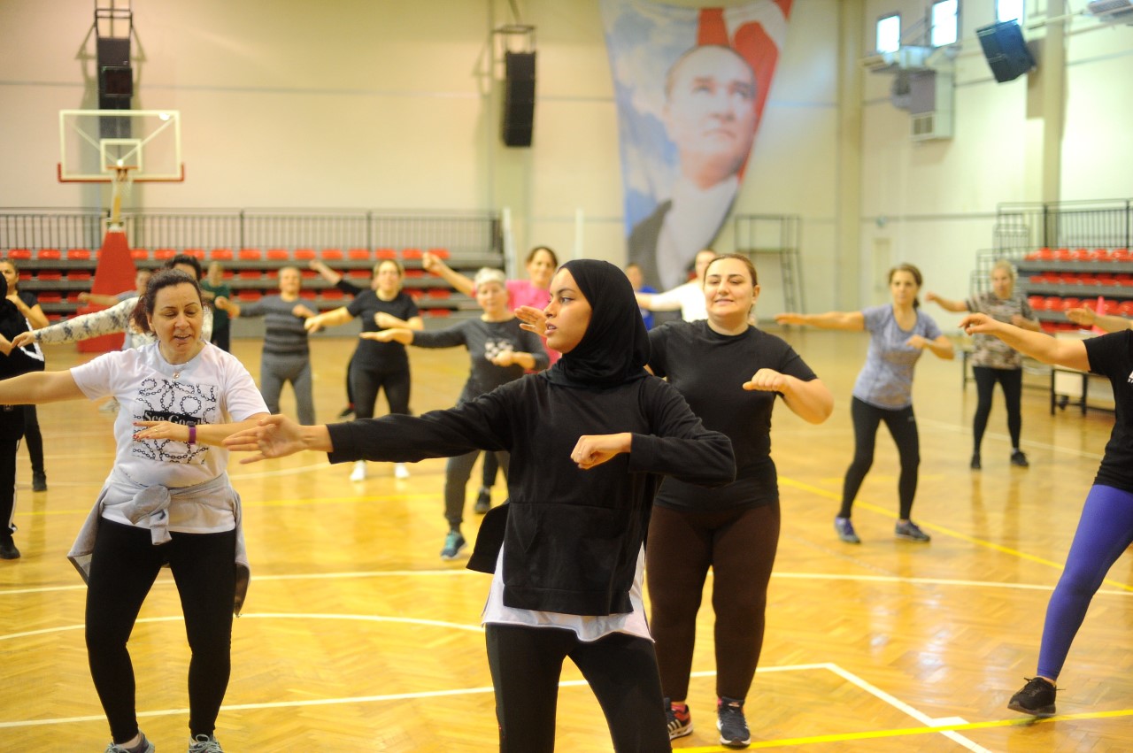 Çiğli Belediyesi’nden Kadınlara Ücretsiz Zumba Kursu