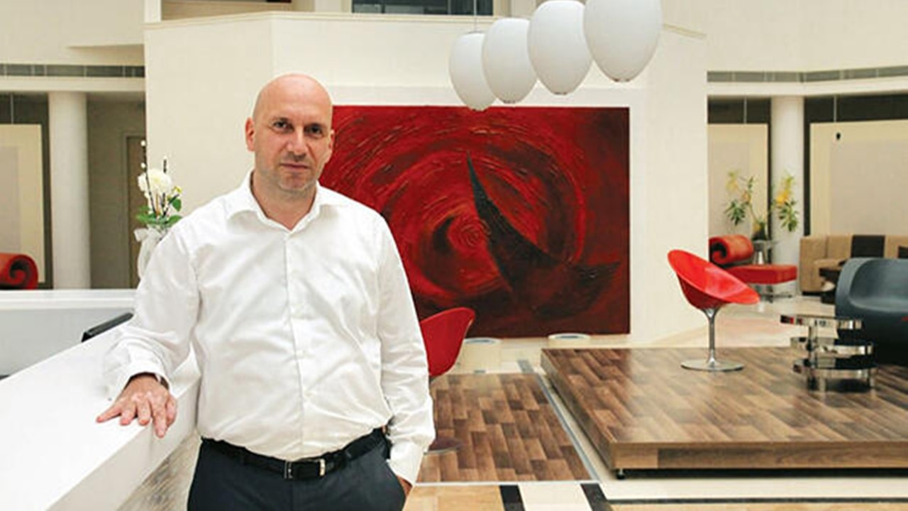 İzmirli turizm patronundan intihar girişimi: Ailesinin yanında kalbine ateş etti