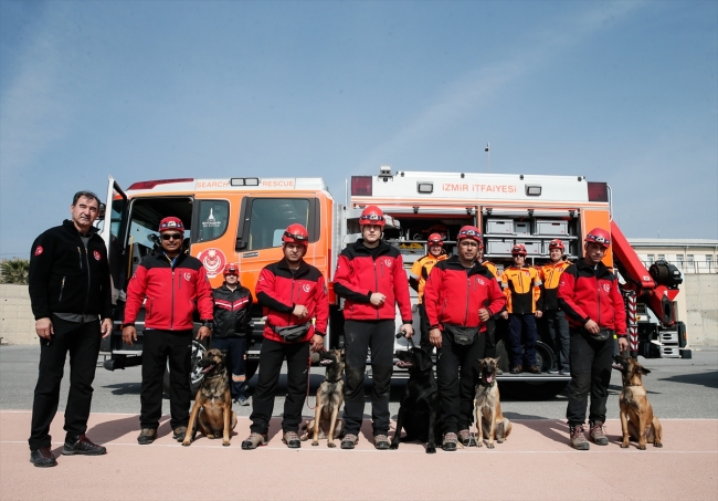İzmir İtfaiyesi arama köpekleri Asil ve İzci hayat kurtarıyor!