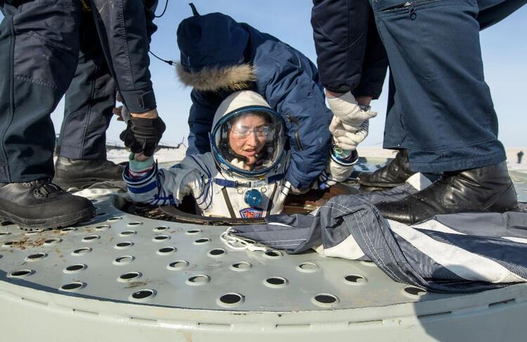 Kadın astronot Christina Koch, dünyaya rekorla döndü!