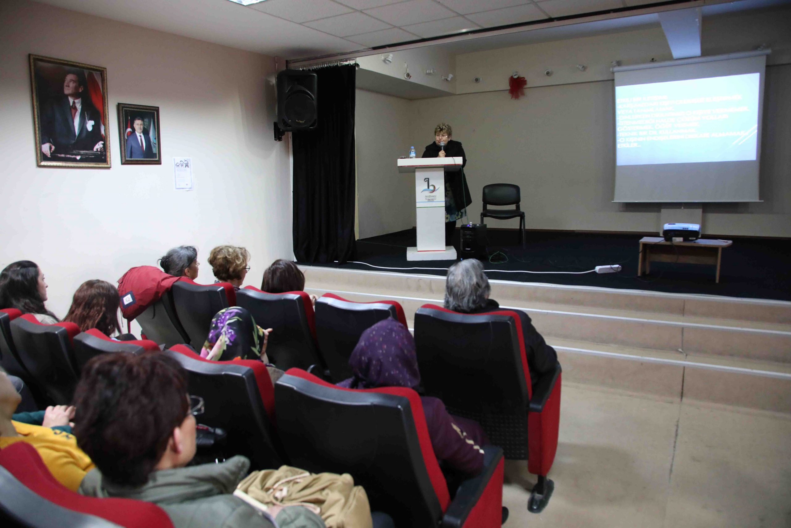 Bayraklı'da ailelere etkili iletişim semineri