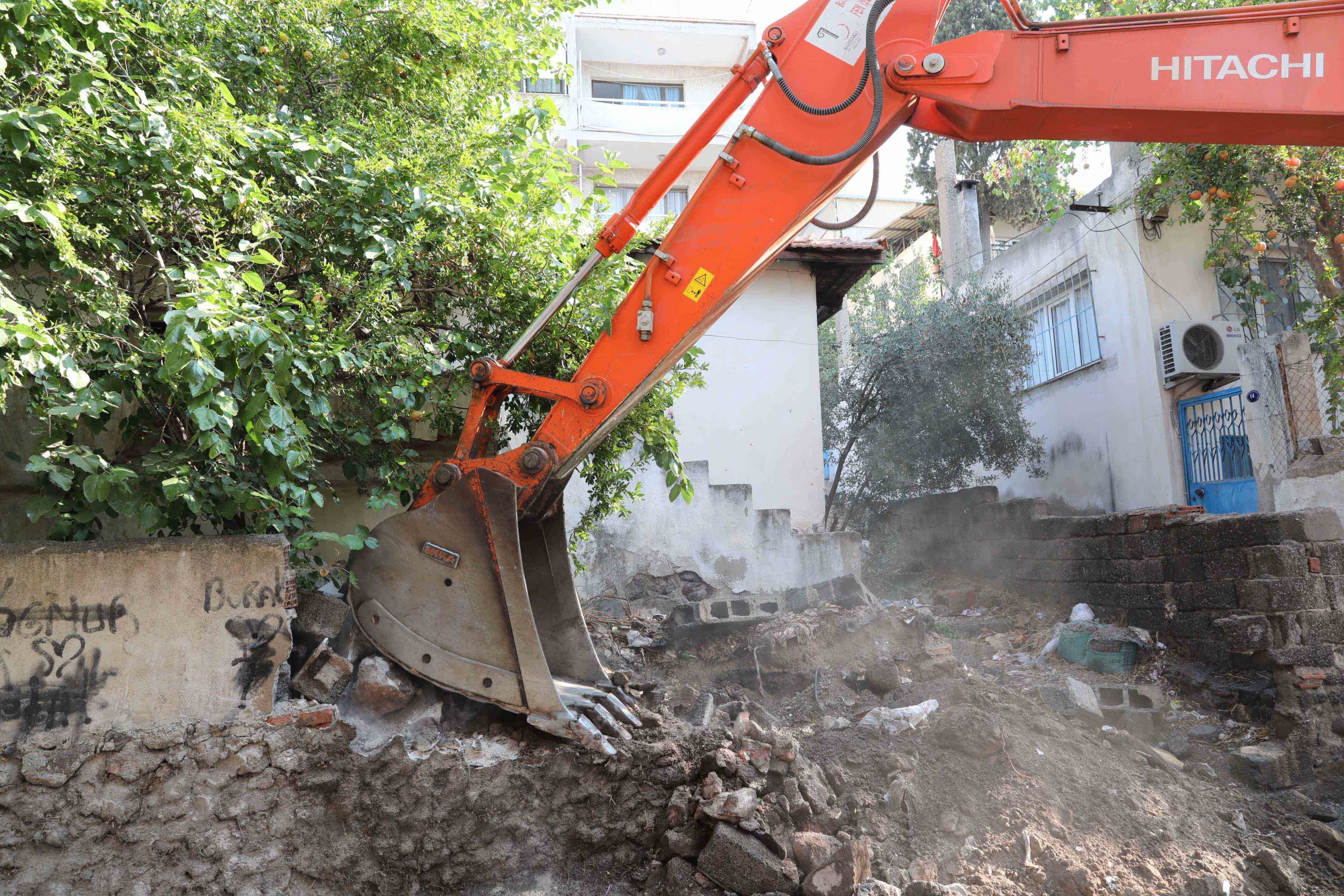 Bayraklı'da metruk binalar yıkılıyor!