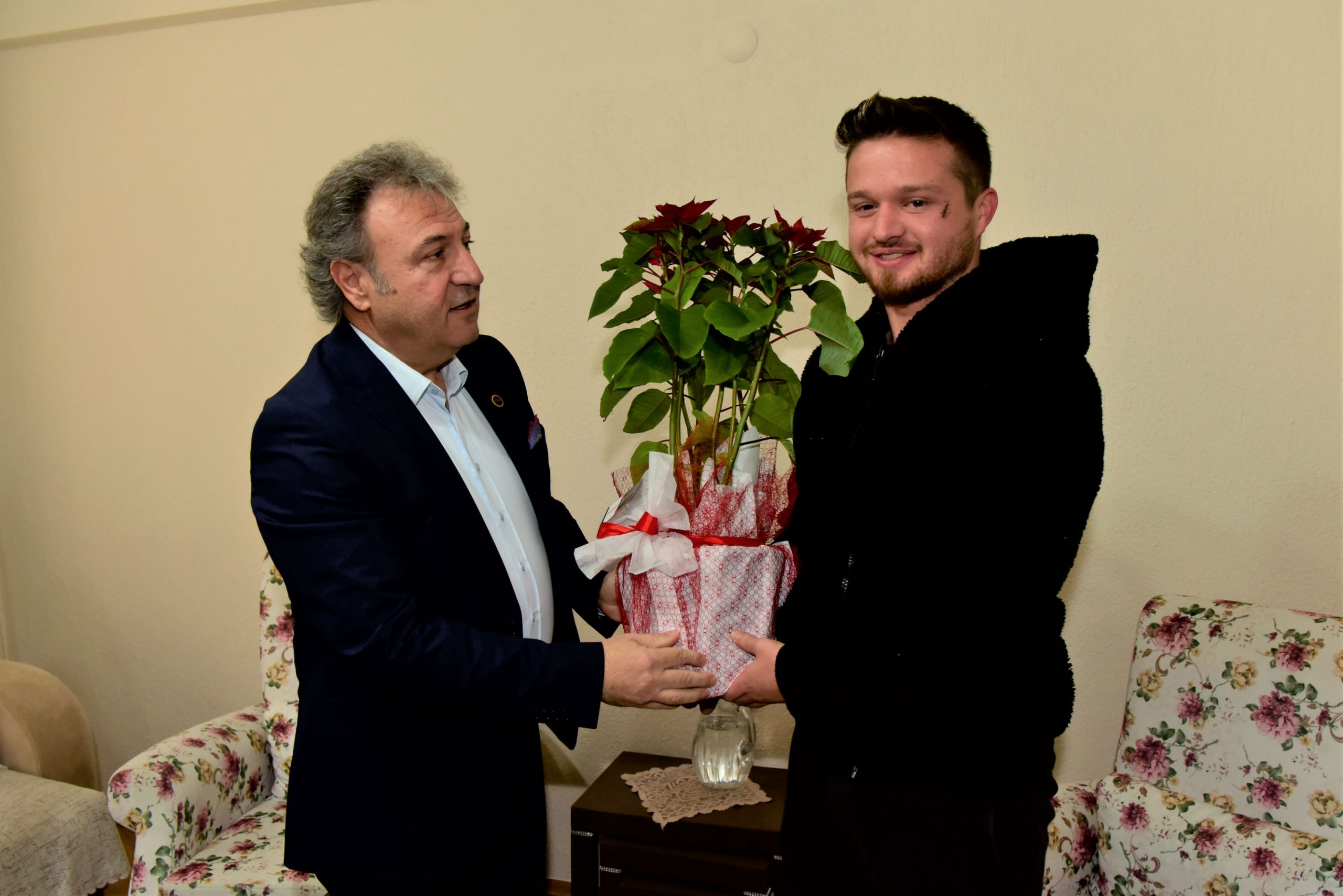 İduğ’dan genç futbolcuya geçmiş olsun ziyareti