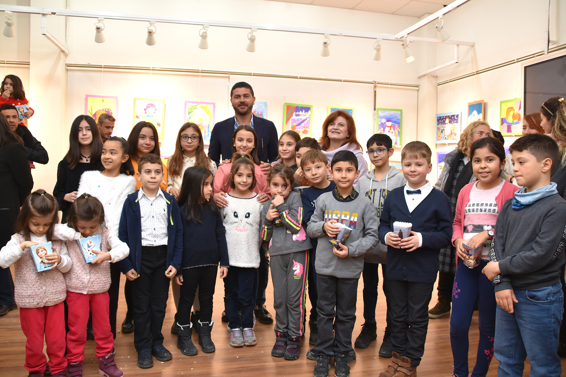 Foçalı çocuklardan 'Kardan Adam' sergisi