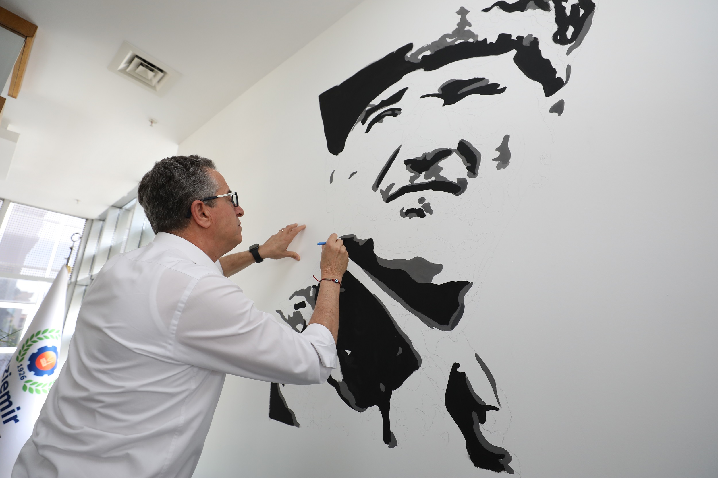 Başkan Arda istedi, makam odasının duvarları tuval oldu