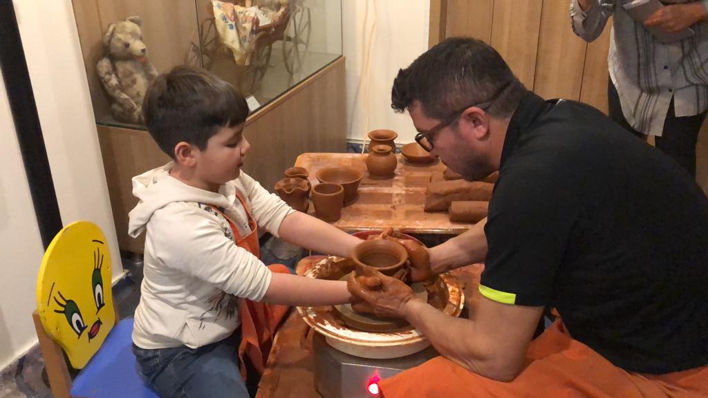 Konak Belediyesi yarıyıl tatilinde çocukları unutmadı: Minik ellerden sanat eseri çömlekler