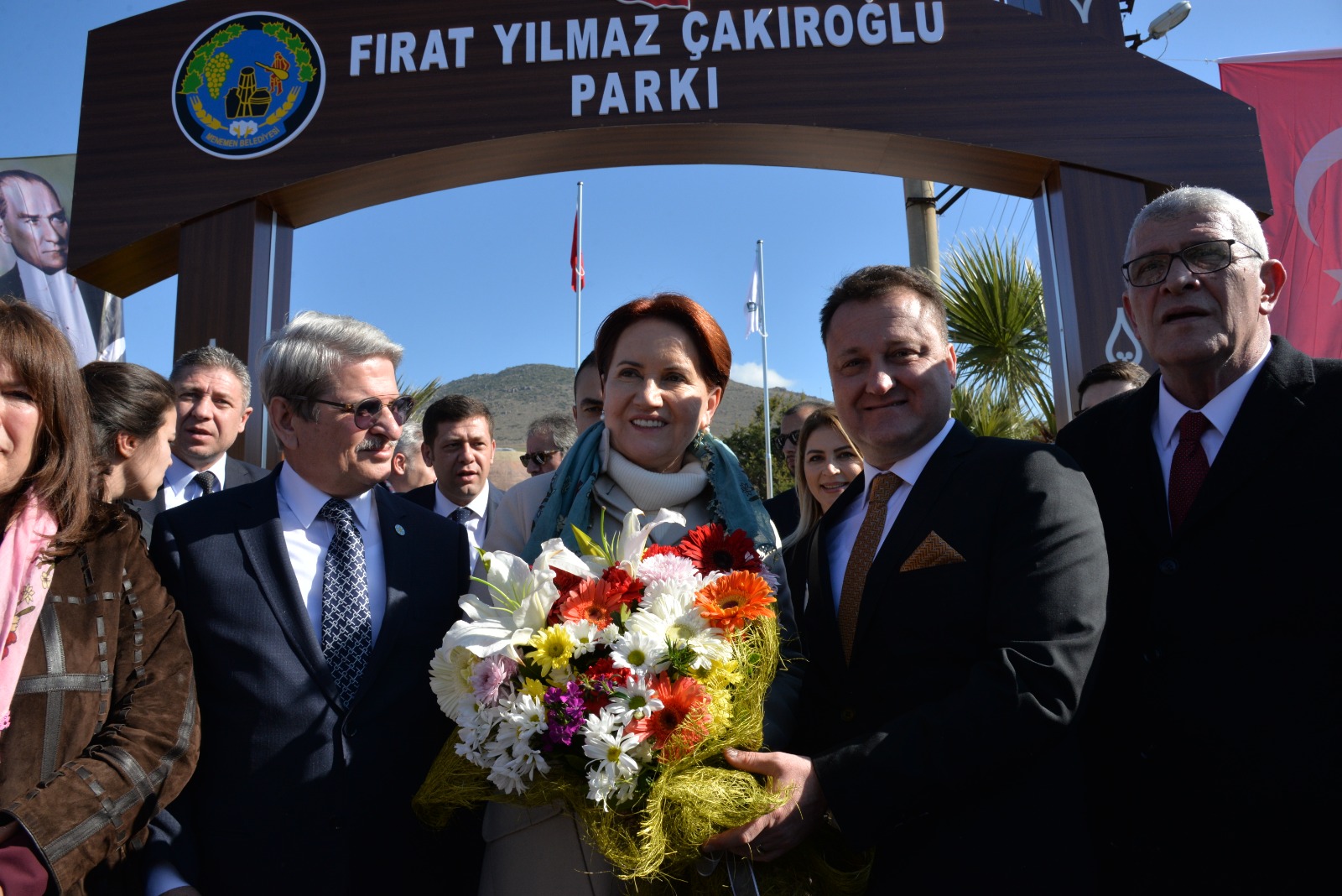 Menemen’de Çakıroğlu Parkı’nı Meral Akşener açtı