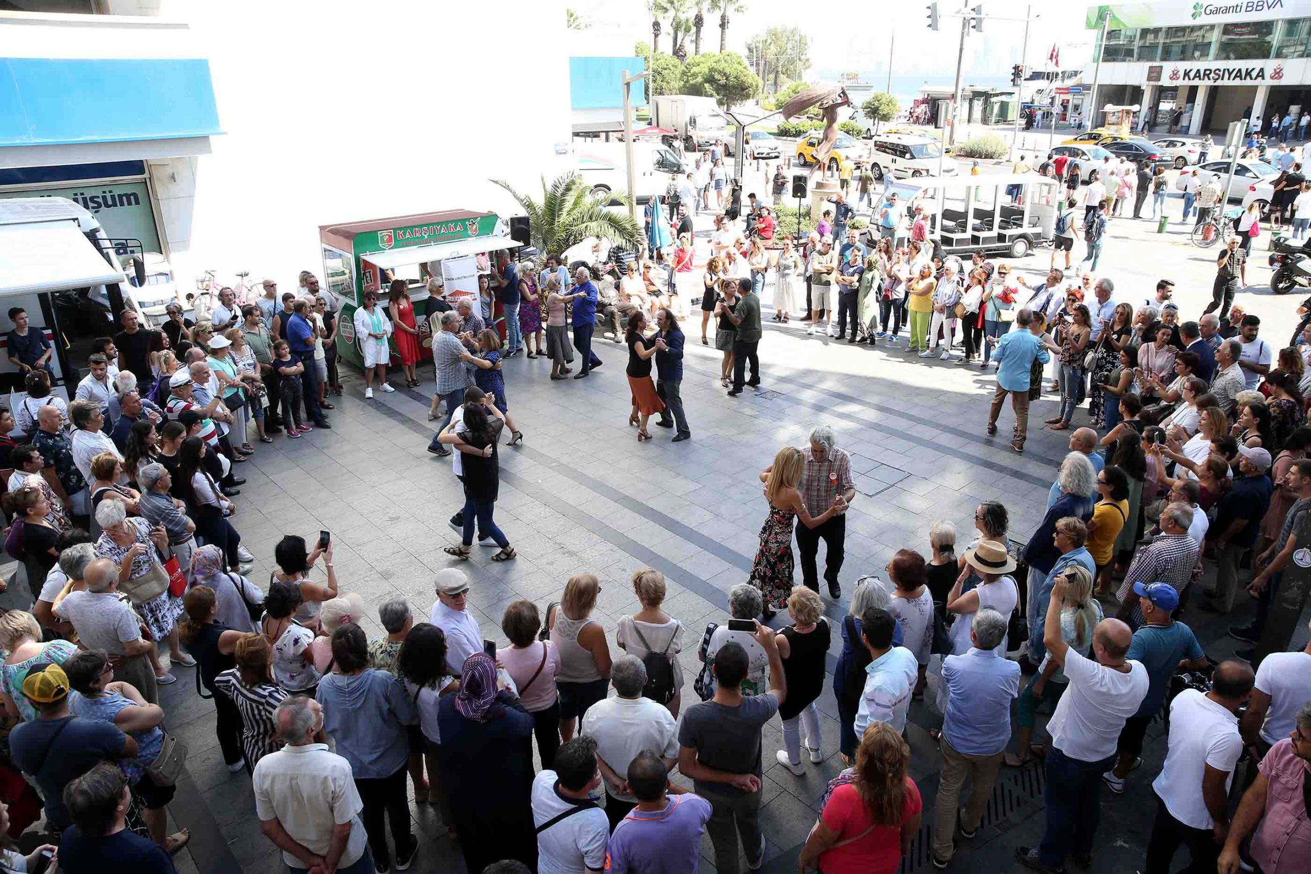 Karşıyaka 14 Şubat coşkusu: Sokakta aşk var!