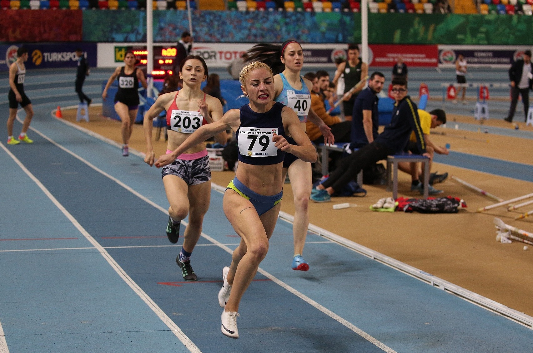 İzmir’in tek kadın atletizm takımından gururlandıran şampiyonluk!