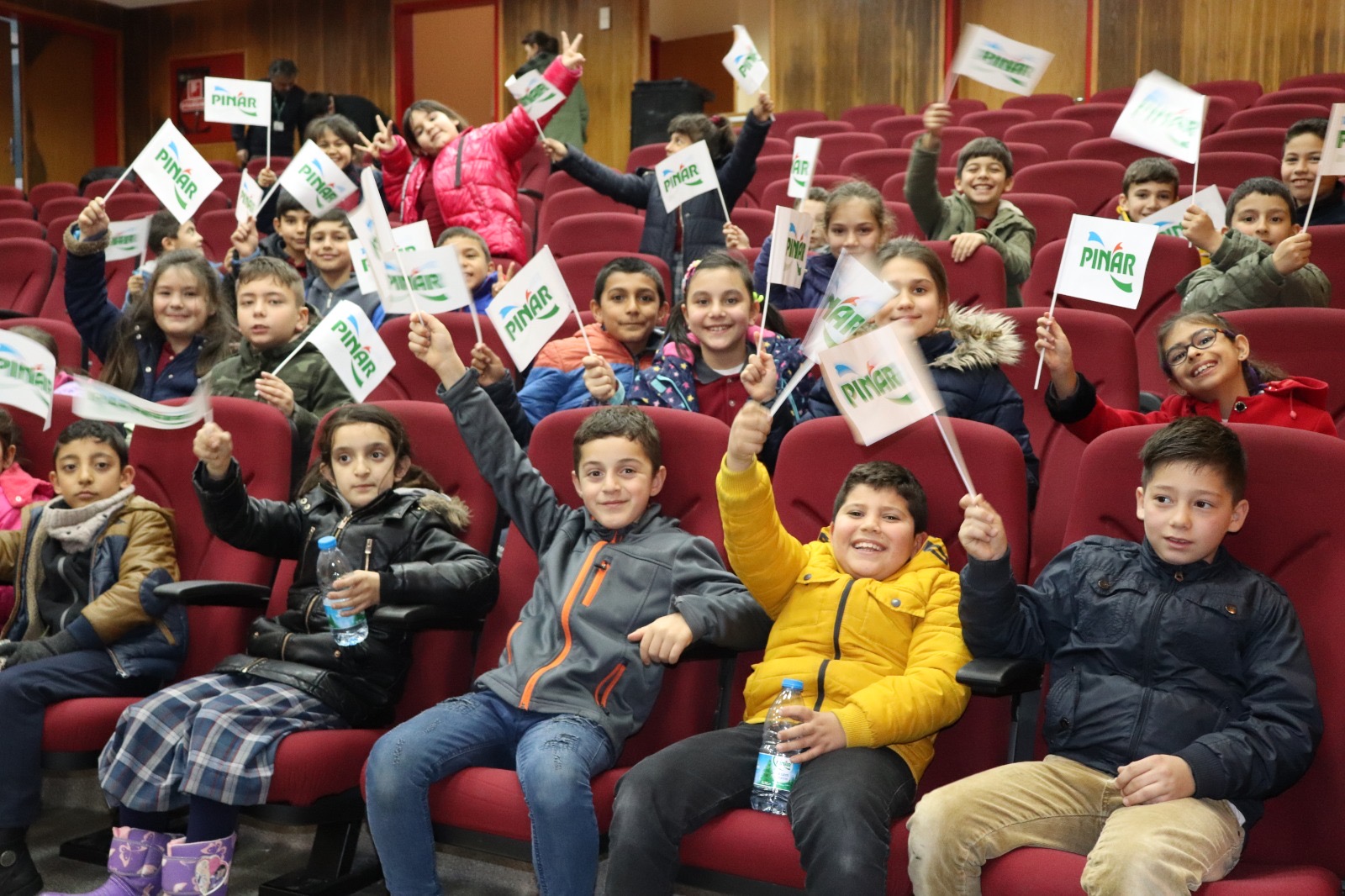 Karaburunlu çocuklara unutulmayacak tiyatro deneyimi!