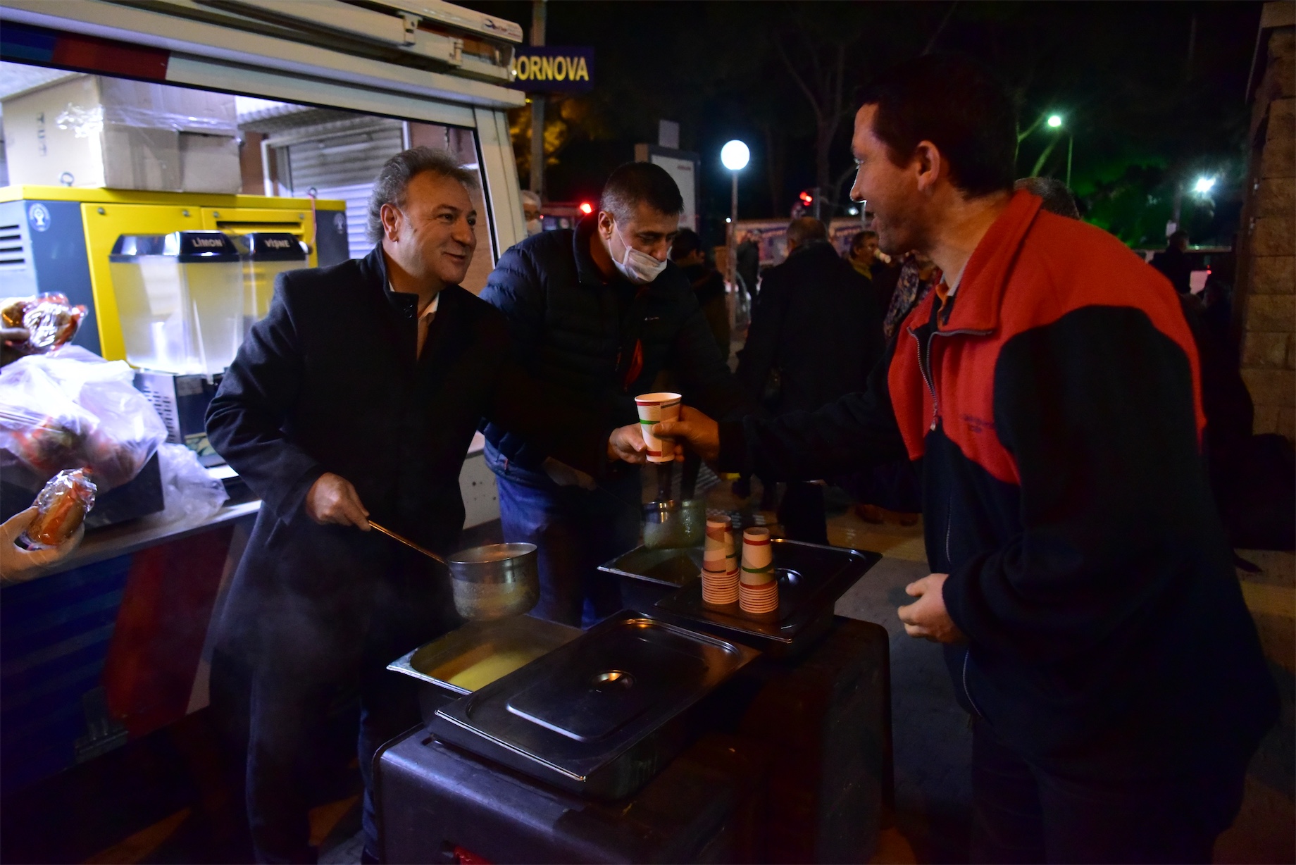 İduğ’dan Bornova Metro'da vatandaşlara çorba ikramı