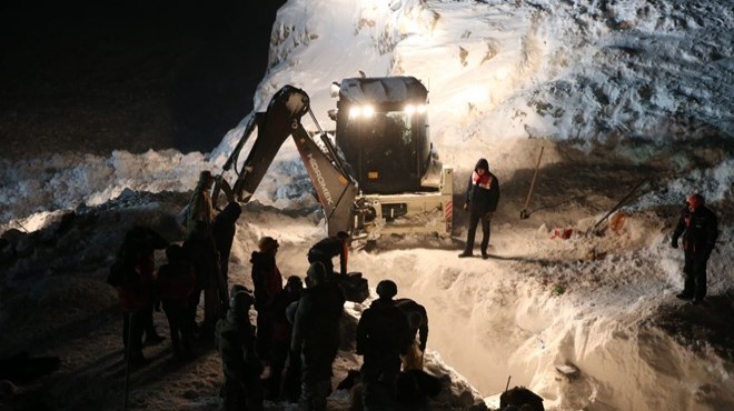 Van'da arama ekiplerinin üzerine çığ düştü