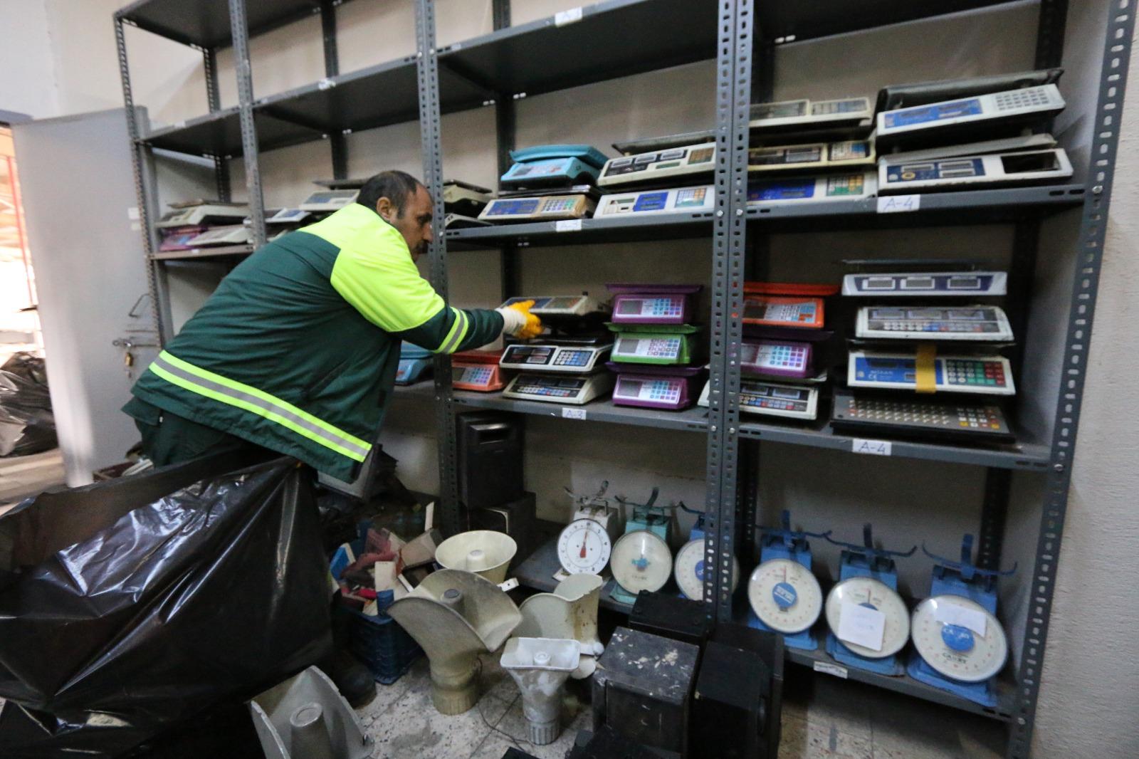 Konak'ta zabıtanın deposundan ihtiyaç sahiplerine!