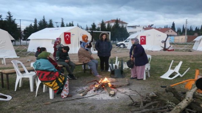 Akhisar'da deprem nöbeti sürüyor: Depremzedeler sokakta!