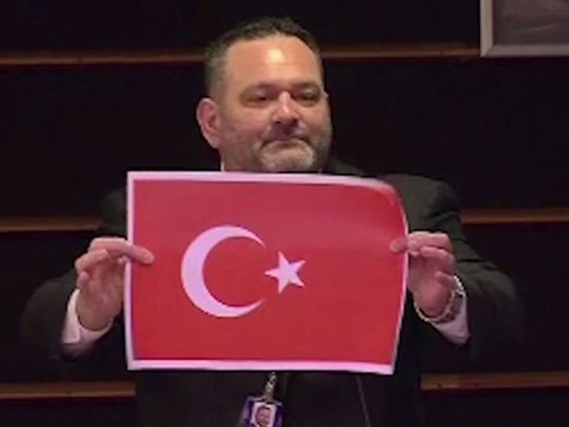 AP'den Türk bayrağını yırtan Yunan parlamentere men cezası