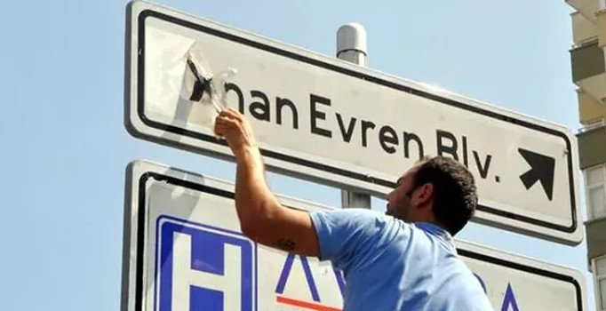 İzmir'in üç ilçesinde Kenan Evren'in ismi cadde ve sokaklardan kaldırıldı