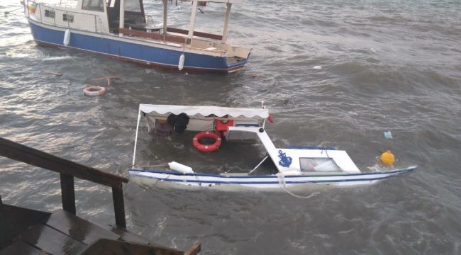 Dikili'de fırtına tekneleri batırdı