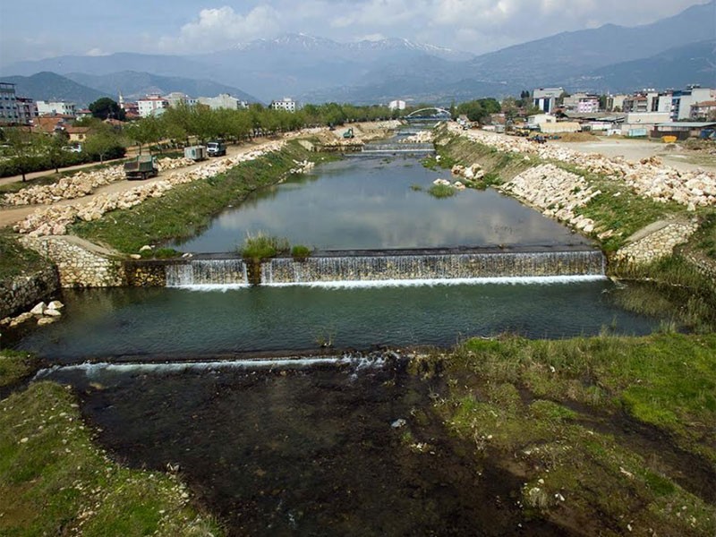 DSİ'den Kiraz'a çehre değiştiren 2,7 KM taş tahkimat