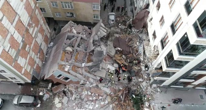 İstanbul’un göbeğinde bina çöktü
