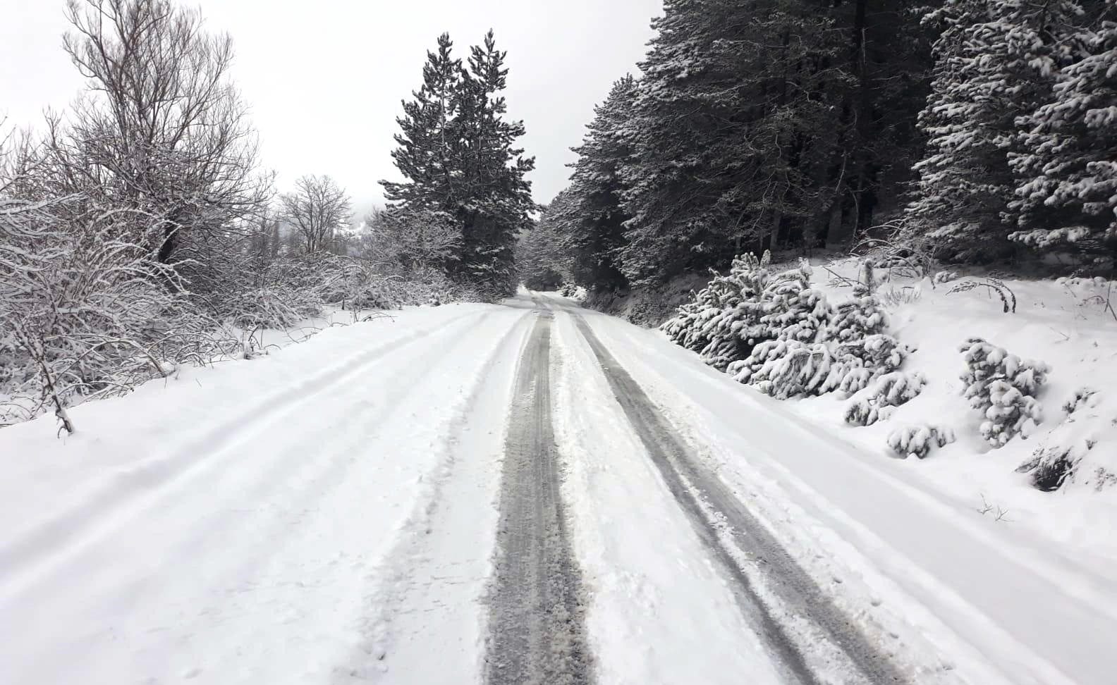 Kartpostalı andıran görüntüler: Ödemiş'in yaylaları karla örtüldü!