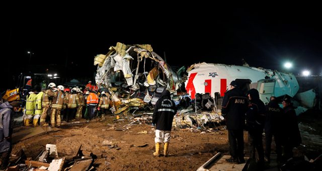 İzmir-İstanbul uçağı pistten çıkıp parçalandı: 3 kişi hayatını kaybetti, 179 kişi yaralandı